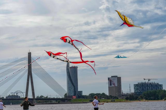(260829) -- RIGA, Aug. 29, 2026 (Xinhua) -- People fly kites during the Riga International Kite Festival in Riga, Latvia, Aug. 29, 2026. (Photo by Edijs Palens/Xinhua)