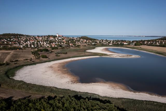 (260829) -- TIHANY, Aug. 29, 2026 (Xinhua) -- This aerial drone photo taken on Aug. 29, 2026 shows a view of the Inner Lake of Tihany in Tihany, Hungary. The Inner Lake of Tihany, located on Hungary's Tihany Peninsula, is a scenic volcanic crater lake. (Photo by David Balogh/Xinhua)