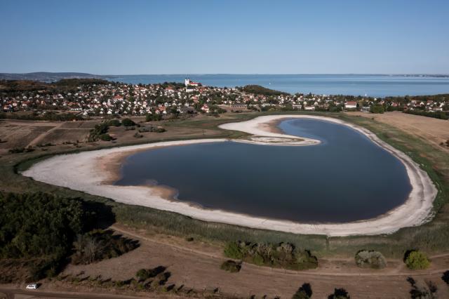 (260829) -- TIHANY, Aug. 29, 2026 (Xinhua) -- This aerial drone photo taken on Aug. 29, 2026 shows a view of the Inner Lake of Tihany in Tihany, Hungary. The Inner Lake of Tihany, located on Hungary's Tihany Peninsula, is a scenic volcanic crater lake. (Photo by David Balogh/Xinhua)