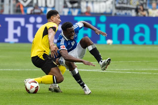 (260830) -- DORTMUND, Aug. 30, 2026 (Xinhua) -- Jobe Bellingham (L) of Borussia Dortmund vies with Albert Sambi Lokonga of Hamburger SV during the German first division Bundesliga football match between Borussia Dortmund and Hamburger SV in Dortmund, Germany, Aug. 29, 2026. (Photo by Joachim Bywaletz/Xinhua)