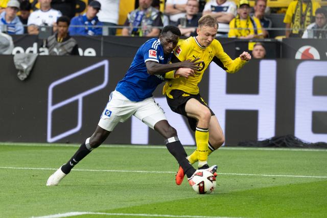 (260830) -- DORTMUND, Aug. 30, 2026 (Xinhua) -- Maximilian Beier (R) of Borussia Dortmund vies with Bakery Jatta of Hamburger SV during the German first division Bundesliga football match between Borussia Dortmund and Hamburger SV in Dortmund, Germany, Aug. 29, 2026. (Photo by Joachim Bywaletz/Xinhua)