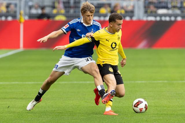 (260830) -- DORTMUND, Aug. 30, 2026 (Xinhua) -- Konstantinos Karetsas (R) of Borussia Dortmund vies with Louis Lemke of Hamburger SV during the German first division Bundesliga football match between Borussia Dortmund and Hamburger SV in Dortmund, Germany, Aug. 29, 2026. (Photo by Joachim Bywaletz/Xinhua)