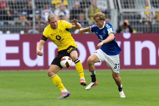 (260830) -- DORTMUND, Aug. 30, 2026 (Xinhua) -- Julian Ryerson (L) of Borussia Dortmund vies with Louis Lemke of Hamburger SV during the German first division Bundesliga football match between Borussia Dortmund and Hamburger SV in Dortmund, Germany, Aug. 29, 2026. (Photo by Joachim Bywaletz/Xinhua)