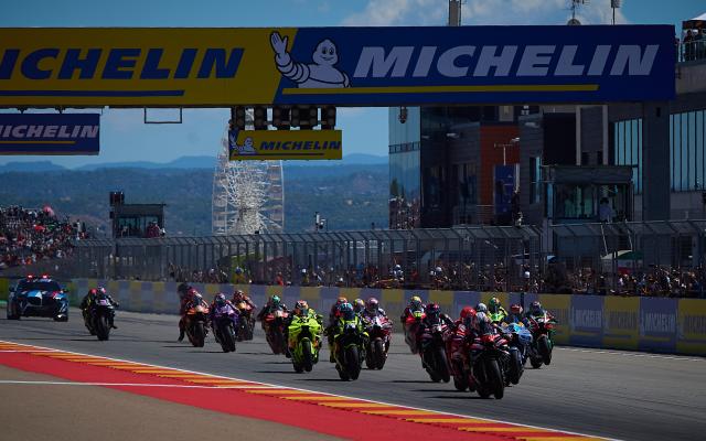(260830) -- ALCANIZ, Aug. 30, 2026 (Xinhua) -- Riders compete during the sprint race of the MotoGP Aragon Grand Prix 2026 at Motorland Aragon Circuit, Alcaniz, Spain, Aug. 29, 2026. (Str/Xinhua)