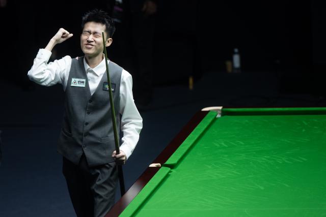 (260830) -- WUHAN, Aug. 30, 2026 (Xinhua) -- Chang Bingyu celebrates after winning the final match between Zhao Xintong of China and Chang Bingyu of China at Wuhan Open 2026 snooker tournament in Wuhan, central China's Hubei Province, Aug. 29, 2026. (Xinhua/Xiao Yijiu)