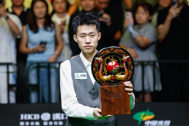 (260830) -- WUHAN, Aug. 30, 2026 (Xinhua) -- Chang Bingyu poses for photos during the awarding ceremony after the final match between Zhao Xintong of China and Chang Bingyu of China at Wuhan Open 2026 snooker tournament in Wuhan, central China's Hubei Province, Aug. 29, 2026. (Xinhua/Wu Zhizun)