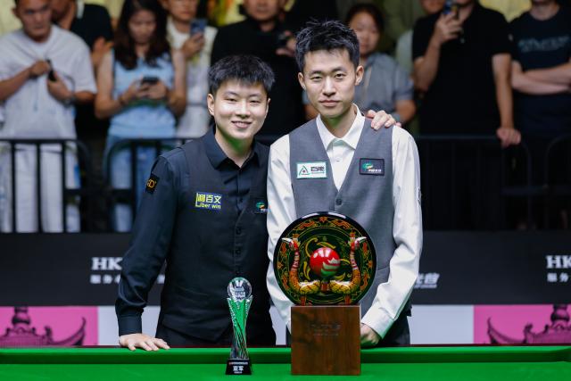 (260830) -- WUHAN, Aug. 30, 2026 (Xinhua) -- Chang Bingyu (R) of China and Zhao Xintong of China pose for photos during the awarding ceremony after their final match at Wuhan Open 2026 snooker tournament in Wuhan, central China's Hubei Province, Aug. 29, 2026. (Xinhua/Wu Zhizun)
