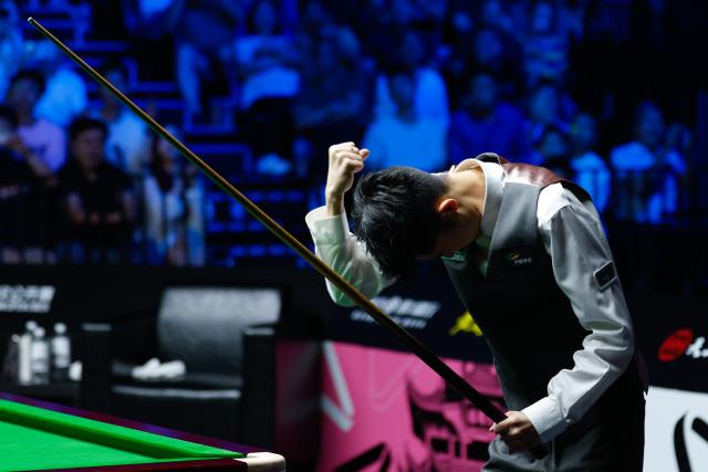 (260830) -- WUHAN, Aug. 30, 2026 (Xinhua) -- Chang Bingyu celebrates after winning the final match between Zhao Xintong of China and Chang Bingyu of China at Wuhan Open 2026 snooker tournament in Wuhan, central China's Hubei Province, Aug. 29, 2026. (Xinhua/Wu Zhizun)