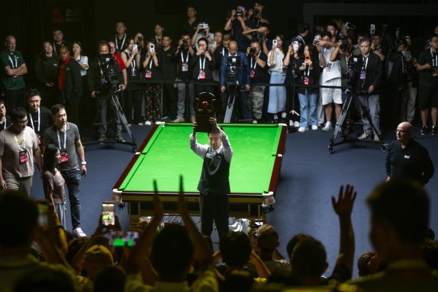 (260830) -- WUHAN, Aug. 30, 2026 (Xinhua) -- Chang Bingyu celebrates after winning the final match between Zhao Xintong of China and Chang Bingyu of China at Wuhan Open 2026 snooker tournament in Wuhan, central China's Hubei Province, Aug. 29, 2026. (Xinhua/Xiao Yijiu)