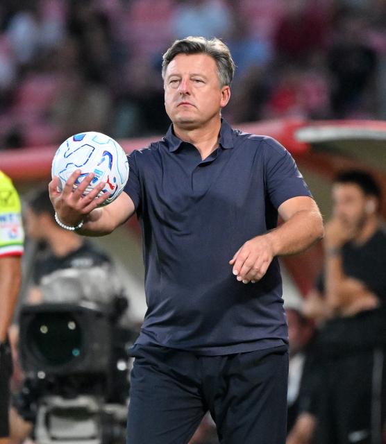 (260830) -- MONZA, Aug. 30, 2026 (Xinhua) -- Udinese's head coach Kosta Runjaic reacts during a Serie A football match between Monza and Udinese in Monza, Italy, Aug. 29, 2026. (Photo by Alberto Lingria/Xinhua)