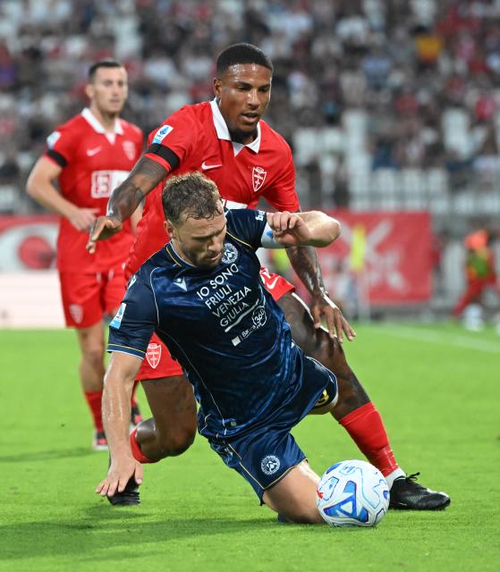 (260830) -- MONZA, Aug. 30, 2026 (Xinhua) -- Udinese's Jesper Karlstrom (bottom) vies with Monza's Michael Folorunsho during a Serie A football match between Monza and Udinese in Monza, Italy, Aug. 29, 2026. (Photo by Alberto Lingria/Xinhua)