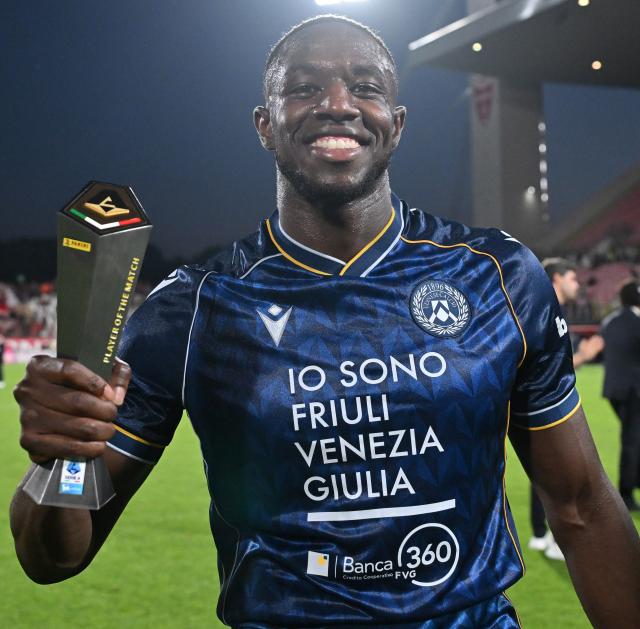 (260830) -- MONZA, Aug. 30, 2026 (Xinhua) -- The player of the match, Udinese's Hassane Kamara poses with the trophy after a Serie A football match between Monza and Udinese in Monza, Italy, Aug. 29, 2026. (Photo by Alberto Lingria/Xinhua)