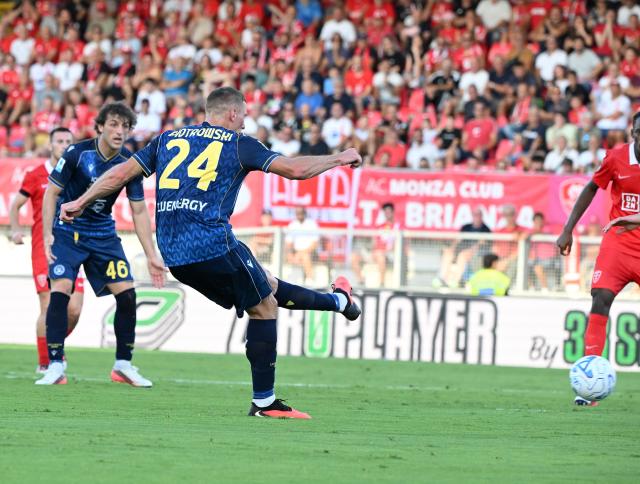 (260830) -- MONZA, Aug. 30, 2026 (Xinhua) -- Udinese's Jakub Piotrowski (3rd L) shoots to score during a Serie A football match between Monza and Udinese in Monza, Italy, Aug. 29, 2026. (Photo by Alberto Lingria/Xinhua)
