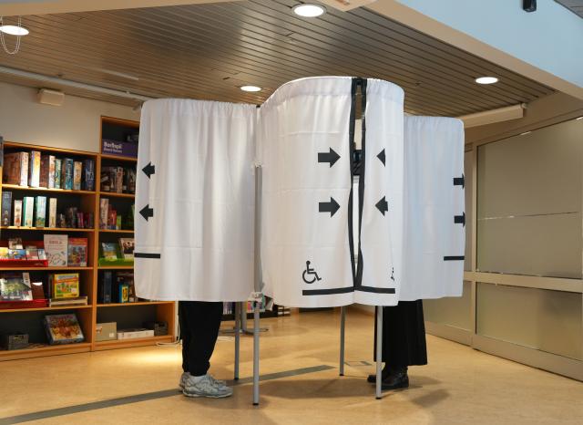 (260830) -- REYKJAVIK, Aug. 30, 2026 (Xinhua) -- Voters fill out their ballots at a polling station in Reykjavik, Iceland, Aug. 29, 2026. Icelanders started voting on Saturday on whether to restart negotiations to join the European Union (EU), more than a decade after the Nordic island nation put its accession process on hold, with opinion polls showing the race too close to call. (Xinhua/Weng Xinyang)