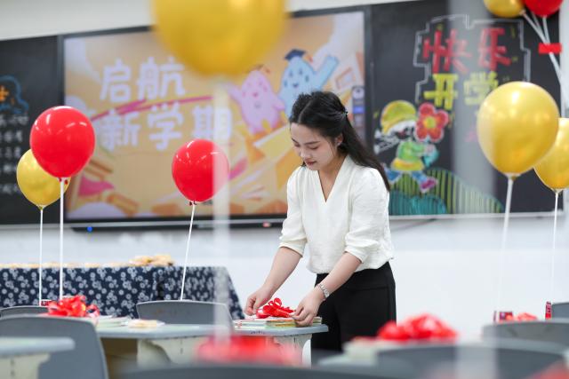 (260830) -- BEIJING, Aug. 30, 2026 (Xinhua) -- A teacher decorates a classroom at a primary school in Taizhou, east China's Jiangsu Province, Aug. 28, 2026. Various departments across the country are getting ready for the upcoming new semester. (Photo by Zhou Shegen/Xinhua)