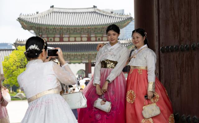(260830) -- BEIJING, Aug. 30, 2026 (Xinhua) -- Tourists dressed in traditional Korean attire "Hanbok" visit the Gyeongbokgung Palace in Seoul, South Korea, on Aug. 29, 2026. (Photo by Paul.J/Xinhua)