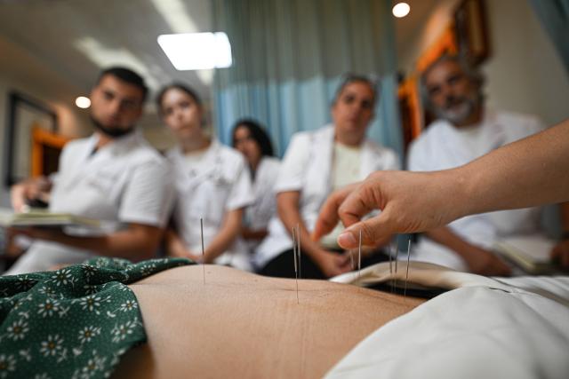 (260830) -- BEIJING, Aug. 30, 2026 (Xinhua) -- International students learn acupuncture treatments at Sanya Hospital of Traditional Chinese Medicine (TCM) in Sanya, south China's Hainan Province, Aug. 26, 2026.
  In recent years, thanks to the policies of the Hainan Free Trade Port, more international visitors have come to Sanya Hospital of TCM and its affiliated Sanya International Friendship Sanatorium of TCM to learn TCM techniques and experience TCM treatments. (Xinhua/Pu Xiaoxu)