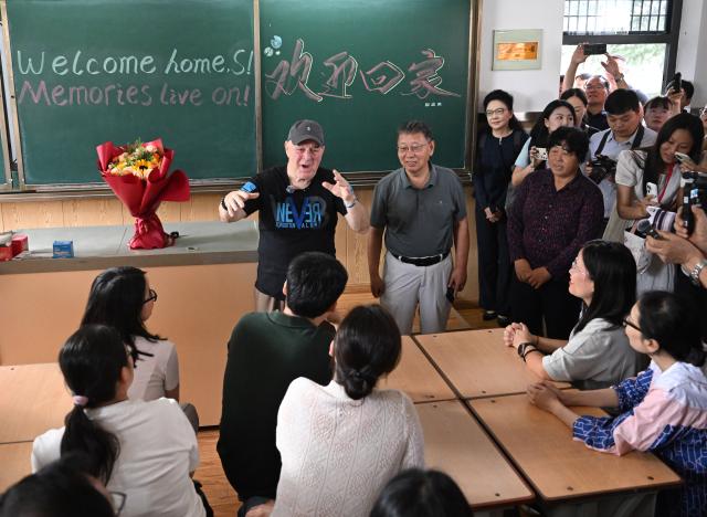 (260830) -- BEIJING, Aug. 30, 2026 (Xinhua) -- Retired U.S. teacher Ronald Sakolsky interacts with his former colleagues and students at Luoyang Foreign Language School in Luoyang, central China's Henan Province, Aug. 29, 2026. Sakolsky, who once supported China's desertification control efforts, on Saturday visited the school where he used to teach in Luoyang. (Xinhua/Li Jianan)