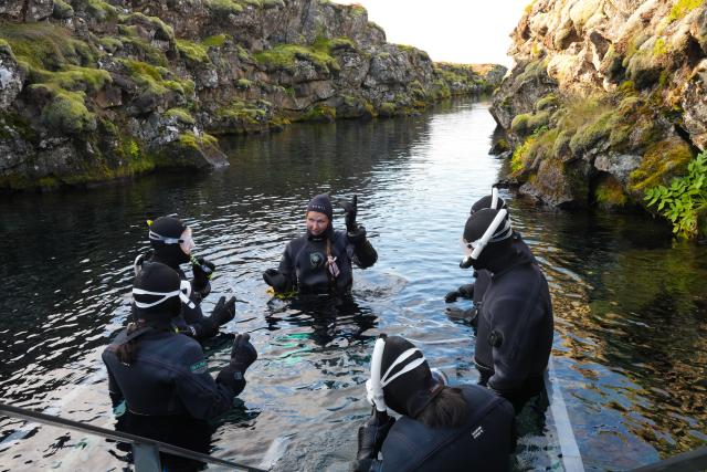 (260830) -- REYKJAVIK, Aug. 30, 2026 (Xinhua) -- Diving enthusiasts prepare to dive into the Silfra Fissure in Iceland, Aug. 29, 2026. (Xinhua/Weng Xinyang)