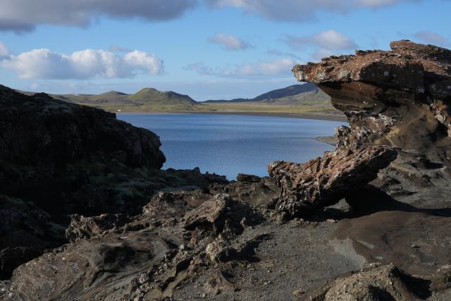 (260830) -- REYKJAVIK, Aug. 30, 2026 (Xinhua) -- This photo taken on Aug. 28, 2026 shows a view of Lake Kleifarvatn in Reykjanes Peninsula, Iceland. (Xinhua/Weng Xinyang)