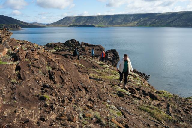 (260830) -- REYKJAVIK, Aug. 30, 2026 (Xinhua) -- People enjoy the view of Lake Kleifarvatn in Reykjanes Peninsula, Iceland, Aug. 28, 2026. (Xinhua/Weng Xinyang)