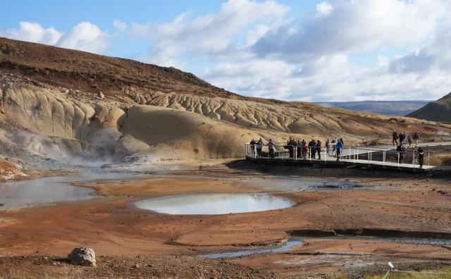 (260830) -- REYKJAVIK, Aug. 30, 2026 (Xinhua) -- People enjoy the view of the Seltun geothermal area in Reykjanes Peninsula, Iceland, Aug. 28, 2026. (Xinhua/Weng Xinyang)