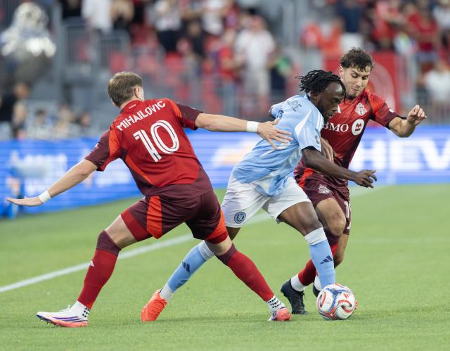 (260830) -- TORONTO, Aug. 30, 2026 (Xinhua) -- Benie Traore (C) of New York City FC breaks through during the 2026 Major League Soccer (MLS) regular season match between Toronto FC and New York City FC in Toronto, Canada, on Aug. 29, 2026. (Photo by Zou Zheng/Xinhua)