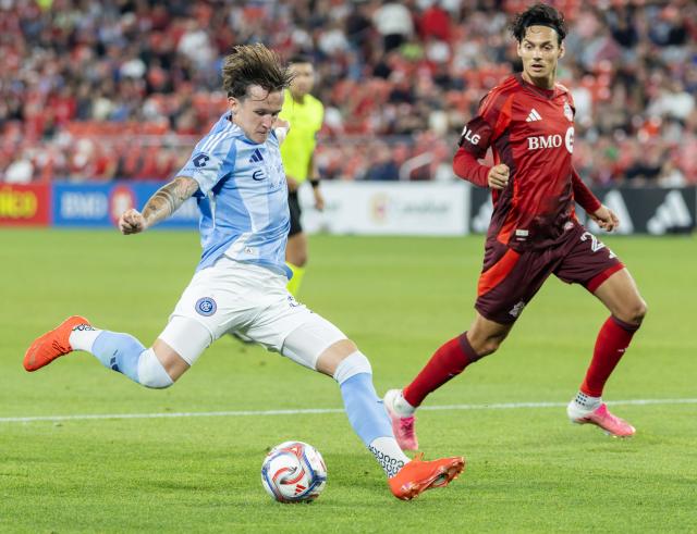 (260830) -- TORONTO, Aug. 30, 2026 (Xinhua) -- Mitja Ilenic (L) of New York City FC shoots during the 2026 Major League Soccer (MLS) regular season match between Toronto FC and New York City FC in Toronto, Canada, on Aug. 29, 2026. (Photo by Zou Zheng/Xinhua)