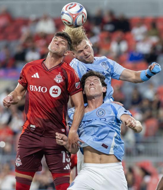 (260830) -- TORONTO, Aug. 30, 2026 (Xinhua) -- Benjamin Kuscevic (L) of Toronto FC vies for a header with Keaton Parks (top R) of New York City FC during the 2026 Major League Soccer (MLS) regular season match between Toronto FC and New York City FC in Toronto, Canada, on Aug. 29, 2026. (Photo by Zou Zheng/Xinhua)