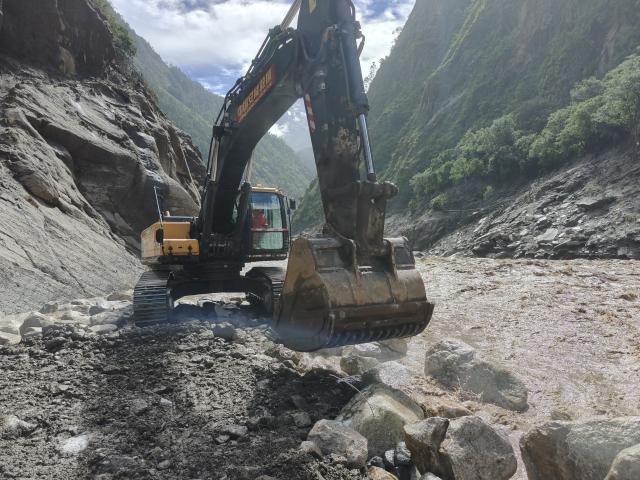 (260830) -- LHASA, Aug. 30, 2026 (Xinhua) -- A rescuer carries out search and rescue operations at the mudslide-hit area in Gyirong County, southwest China's Xizang Autonomous Region, Aug. 30, 2026. Over 2,000 rescuers have reached the mudslide-hit area so far to search for the missing. (Xinhua/Jigme Dorje)