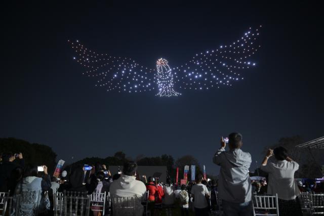 (260830) -- LUSAKA, Aug. 30, 2026 (Xinhua) -- Drones form an image of an African fish eagle during a drone light show in Lusaka, Zambia, Aug. 29, 2026. A drone light show by Chinese tech experts illuminated the night sky over Lusaka on Saturday night. (Xinhua/Yang Guang)