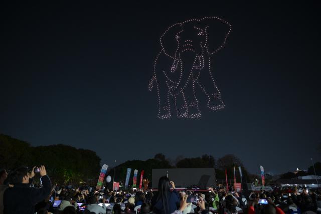 (260830) -- LUSAKA, Aug. 30, 2026 (Xinhua) -- Drones form an image of an African elephant during a drone light show in Lusaka, Zambia, Aug. 29, 2026. A drone light show by Chinese tech experts illuminated the night sky over Lusaka on Saturday night. (Xinhua/Yang Guang)