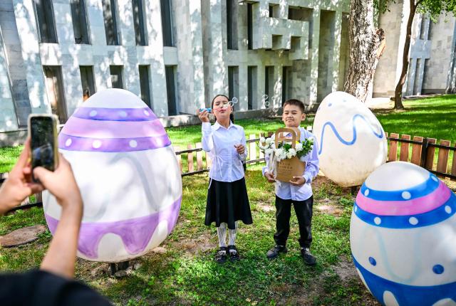 (260830) -- BISHKEK, Aug. 30, 2026 (Xinhua) -- Children have fun at a park in Bishkek, Kyrgyzstan, Aug. 25, 2026. Bishkek, the capital of Kyrgyzstan and a historic city in Central Asia, offers a blend of history, culture and natural beauty. (Xinhua/Li Renzi)