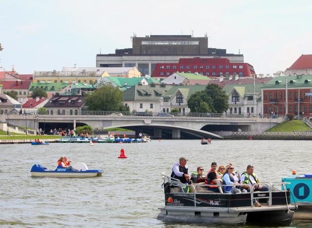 (260830) -- MINSK, Aug. 30, 2026 (Xinhua) -- People take a boat ride in Minsk, Belarus, Aug. 29, 2026. (Photo by Henadz Zhinkov/Xinhua)