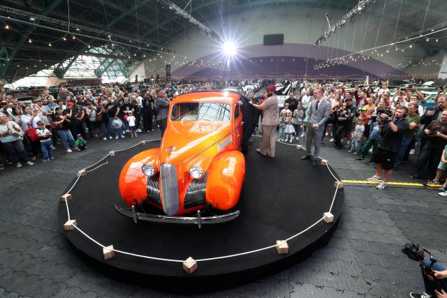 (260830) -- MINSK, Aug. 30, 2026 (Xinhua) -- People visit a vintage car show in Minsk, Belarus, Aug. 29, 2026. (Photo by Henadz Zhinkov/Xinhua)