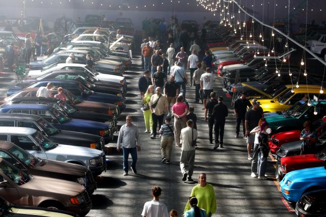 (260830) -- MINSK, Aug. 30, 2026 (Xinhua) -- People visit a vintage car show in Minsk, Belarus, Aug. 29, 2026. (Photo by Henadz Zhinkov/Xinhua)