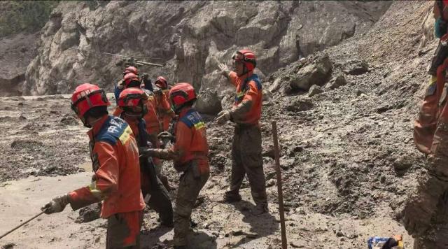 (260830) -- LHASA, Aug. 30, 2026 (Xinhua) -- Rescuers carry out search and rescue operations at the mudslide-hit area in Gyirong County, southwest China's Xizang Autonomous Region, Aug. 29, 2026. A total of 2,141 rescuer personnel, 269 rescue vehicles and 3,922 sets of equipments have been deployed to the mudslide-hit areas so far to search for the missing, with rescue teams searching an area of about 90,000 square meters. (Lhasa fire and rescue mobile detachment/Handout via Xinhua)