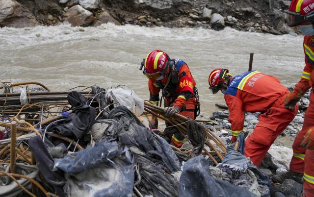 (260830) -- LHASA, Aug. 30, 2026 (Xinhua) -- Rescuers carry out search and rescue operations at the mudslide-hit area in Gyirong County, southwest China's Xizang Autonomous Region, Aug. 29, 2026. A total of 2,141 rescuer personnel, 269 rescue vehicles and 3,922 sets of equipments have been deployed to the mudslide-hit areas so far to search for the missing, with rescue teams searching an area of about 90,000 square meters. (Xinhua/Jigme Dorje)