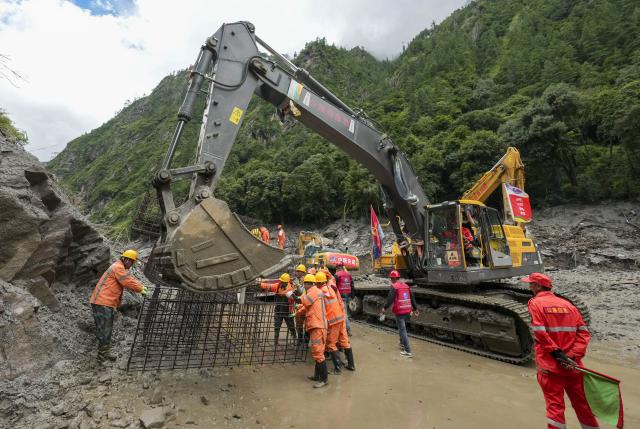 (260830) -- LHASA, Aug. 30, 2026 (Xinhua) -- Gabion baskets are unloaded at the mudslide-hit areas in Gyirong County, southwest China's Xizang Autonomous Region, Aug. 29, 2026. A total of 2,141 rescuer personnel, 269 rescue vehicles and 3,922 sets of equipments have been deployed to the mudslide-hit areas so far to search for the missing, with rescue teams searching an area of about 90,000 square meters. (Xinhua/Jigme Dorje)