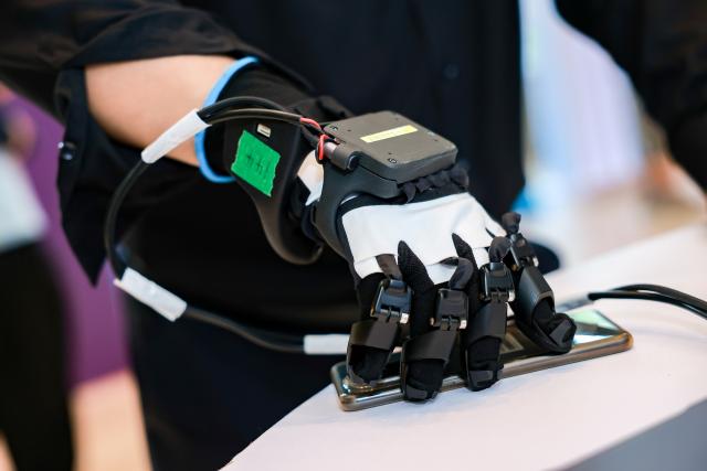 (260830) -- GUIYANG, Aug. 30, 2026 (Xinhua) -- A visitor wears a data collecting glove during the 2026 China International Big Data Industry Expo in Guiyang, southwest China's Guizhou Province, Aug. 28, 2026. (Xinhua/Xiang Dingjie)