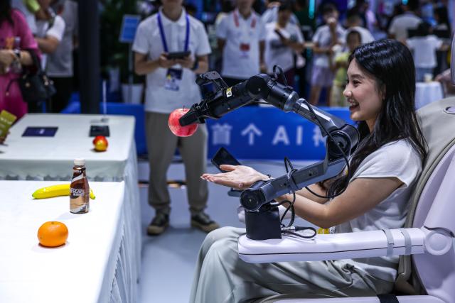 (260830) -- GUIYANG, Aug. 30, 2026 (Xinhua) -- A journalist experiences a healthcare robot during the 2026 China International Big Data Industry Expo in Guiyang, southwest China's Guizhou Province, Aug. 28, 2026. (Xinhua/Yang Wenbin)