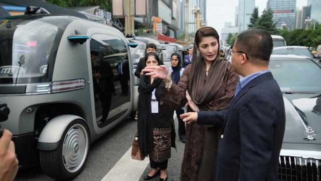 (260830) -- GUIYANG, Aug. 30, 2026 (Xinhua) -- Maryam Nawaz (2nd R), chief minister of Pakistan's Punjab province, experiences an autonomous driving project in Guiyang, southwest China's Guizhou Province, Aug. 29, 2026. (Xinhua)
