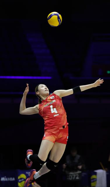 (260830) -- TIANJIN, Aug. 30, 2026 (Xinhua) -- Ishikawa Mayu of Japan serves the ball during the bronze medal match between Japan and Iran at AVC Women's Volleyball Continental Championship in Tianjin, China, Aug. 30, 2026. (Xinhua/Sun Fanyue)