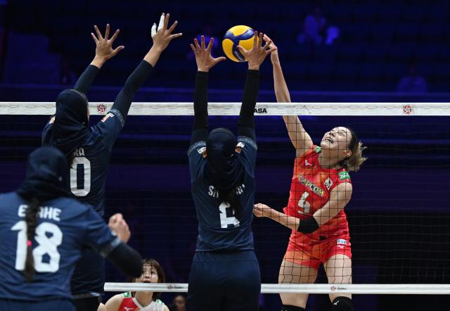 (260830) -- TIANJIN, Aug. 30, 2026 (Xinhua) -- Ishikawa Mayu (R) of Japan spikes the ball during the bronze medal match between Japan and Iran at AVC Women's Volleyball Continental Championship in Tianjin, China, Aug. 30, 2026. (Xinhua/Zhao Zishuo)