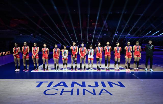 (260830) -- TIANJIN, Aug. 30, 2026 (Xinhua) -- Team Japan pose for group photo during the awarding ceremony after the bronze medal match between Japan and Iran at AVC Women's Volleyball Continental Championship in Tianjin, China, Aug. 30, 2026. (Xinhua/Zhao Zishuo)