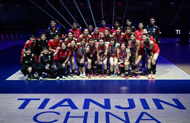 (260830) -- TIANJIN, Aug. 30, 2026 (Xinhua) -- Team Japan pose during the awarding ceremony after the bronze medal match between Japan and Iran at AVC Women's Volleyball Continental Championship in Tianjin, China, Aug. 30, 2026. (Xinhua/Zhao Zishuo)