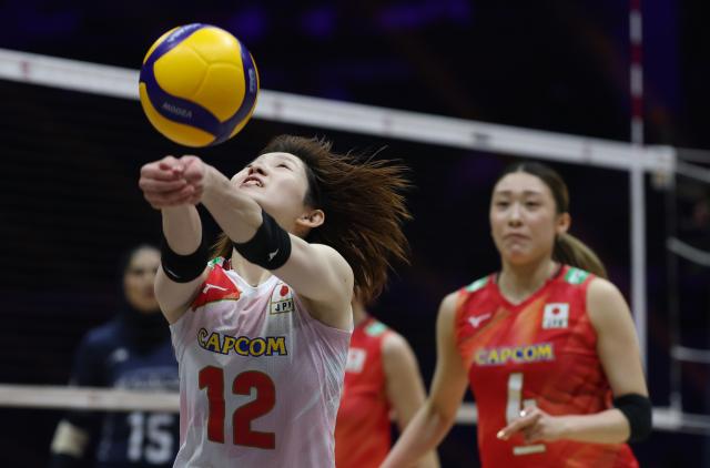 (260830) -- TIANJIN, Aug. 30, 2026 (Xinhua) -- Fukudome Satomi (L) of Japan digs the ball during the bronze medal match between Japan and Iran at AVC Women's Volleyball Continental Championship in Tianjin, China, Aug. 30, 2026. (Xinhua/Sun Fanyue)