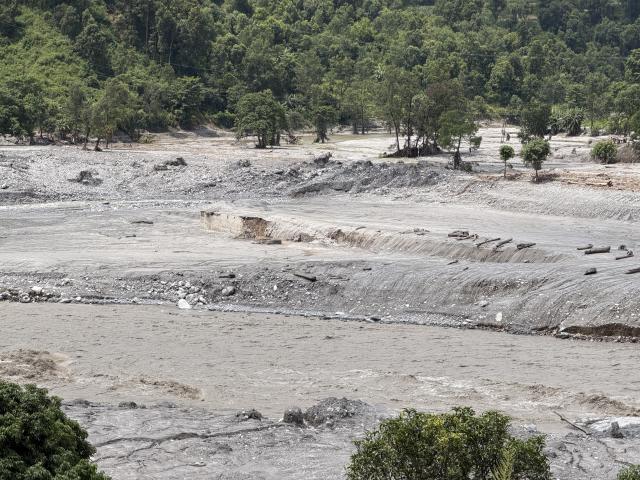 (260830) -- NUWAKOT, Aug. 30, 2026 (Xinhua) -- This photo taken with a mobile phone shows a view of the mudslide-affected area along the Trishuli River in Nuwakot, Nepal. As of 9 a.m. local time on Sunday, 734 bodies had been recovered from mudslide-hit areas, with 2,498 people still missing, according to Nepal's National Disaster Risk Reduction and Management Authority. (Xinhua/Zhao Manjun)