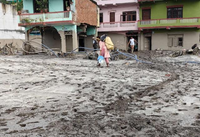 (260830) -- NUWAKOT, Aug. 30, 2026 (Xinhua) -- Mudslide-affected residents transport their belongings in Devighat in Nuwakot, Nepal, Aug. 29, 2026. As of 9 a.m. local time on Sunday, 734 bodies had been recovered from mudslide-hit areas, with 2,498 people still missing, according to Nepal's National Disaster Risk Reduction and Management Authority. (Xinhua/Liu Tian)
