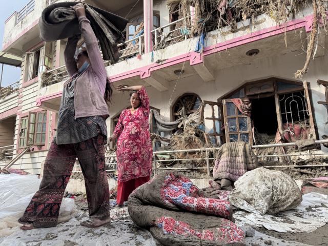 (260830) -- NUWAKOT, Aug. 30, 2026 (Xinhua) -- This photo taken with a mobile phone shows mudslide-affected residents cleaning up their belongings in Devighat in Nuwakot, Nepal, Aug. 29, 2026. As of 9 a.m. local time on Sunday, 734 bodies had been recovered from mudslide-hit areas, with 2,498 people still missing, according to Nepal's National Disaster Risk Reduction and Management Authority. (Xinhua/Zhao Manjun)